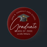 Elegant Burgundy Student Anpassningsbar 2025 Stude Knapp<br><div class="desc">Den här burgunska student-knappen i eleganten innehåller din high school eller College namn för 2025-klassen. Anpassa med graderingsåret under det chic vita handskrivna manuset och grått grad sockeln för en studentfest av underbar personlig.</div>
