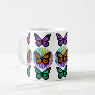Elegant butterflies, färglös blomma av liv kaffemugg