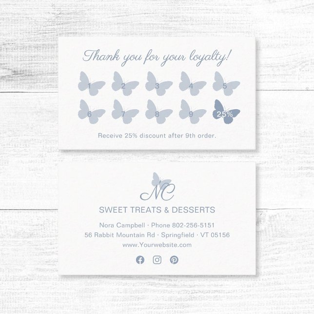 Elegant Butterfly Monogram Dusty Blue Reward Lojalitetskort (Elegant dusty blue butterfly thank you for your loyalty business card with social media icons.)