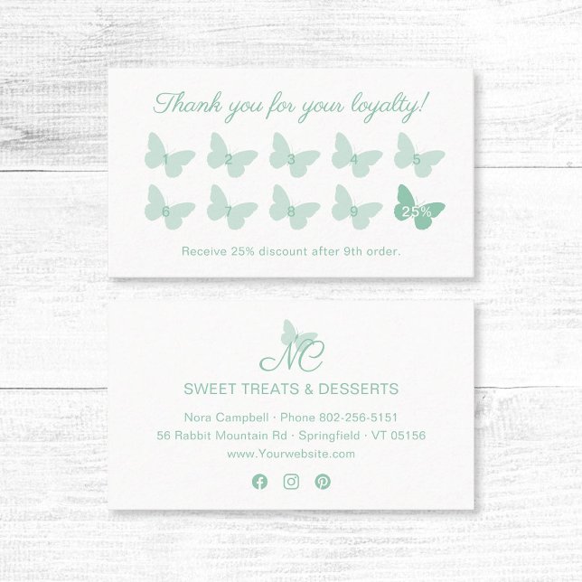 Elegant Butterfly Monogram Logotyp Mint Grönt Lojalitetskort (Elegant mint green butterfly thank you for your loyalty business card with social media icons.)
