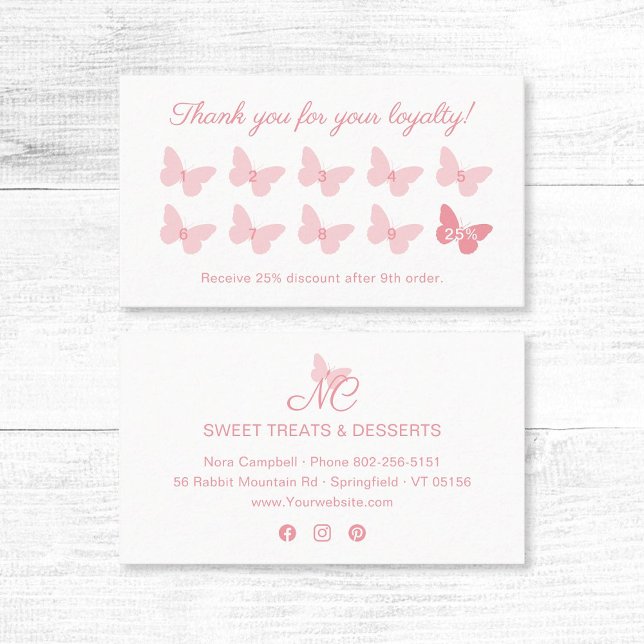 Elegant Butterfly Monogram Söt Girly Peach Rosa Lojalitetskort (Elegant peach pink butterfly thank you for your loyalty business card with social media icons.)