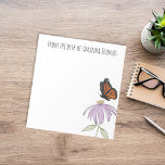 Elegant Butterfly och Lila Flower Snyggt Anteckningsblock<br><div class="desc">Den här designen har en charmerande insekt av vismisk orange-gult-realistisk naturtyp för fjärilsmusslor av typen marsflugor. ett trendig från skrivbordet,  elegant modern snyggt enkel,  minimalistisk chic-skript,  grundläggande namn av personlig,  anpassade anteckningsblock,  snyggt av klassisk mallperfekt,  underbar för en att göra-lista eller livsmedel-inköpslistor</div>