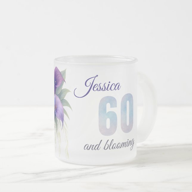 Elegant Calla Lily 60:e födelsedagsmilstolpen Frostad Glasmugg (Framsida höger)