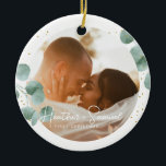 Elegant Calligraphy | Ät och gift foto Julgransprydnad Keramik<br><div class="desc">Skapa din egen bröllop keepsaké med den här Eleganten Grey Merry och Married Photo Helgdag Ceramic Ornament. Den här moderna och chic utformningen har eucalyptus grenar vattenfärgsillustrationer och en snyggt faux guld foil geometric foto ram. Lägg till två foto på framsidan och baksidan, nytt namn och en personlig. Visa hela...</div>