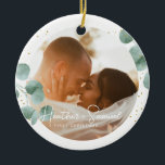 Elegant Calligraphy | Ät och gift foto Julgransprydnad Keramik<br><div class="desc">Skapa din egen bröllop keepsaké med den här Eleganten Grey Merry och Married Photo Helgdag Ceramic Ornament. Den här moderna och chic utformningen har eucalyptus grenar vattenfärgsillustrationer och en snyggt faux guld foil geometric foto ram. Lägg till två foto på framsidan och baksidan, nytt namn och en personlig. Visa hela...</div>