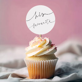 Elegant Calligraphy Bröllop Cake Topper åt honom Runt Klistermärke