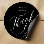 Elegant calligraphy bröllop tack för att du föredr runt klistermärke<br><div class="desc">Elegantens enkla,  minimala svartvita bröllopsförmån tack vare att du har ett kalligrafiskt skript för chic i klassi snyggt trendig.                        Enkel att anpassa med dina uppgifter! Lämplig för formell svartvit neutralt bröllop.                  Observera att bakgrunden och texten färger kan ändras så att de stämmer överens med bröllop färg-schemat.</div>