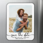 Elegant Calligraphy Couple Photo Save Date Magnet<br><div class="desc">Är du tittar för ett unikt sätt att skicka spara-date-meddelanden till bröllop? Kolla in det här lilla Kalligraphy Couple Photo Spara datum magneter. Du kan enkelt lägga till foton och detaljer med hjälp av fälten template. Ha en underbar bröllop! Med Kärlek Frankie   Marlow!</div>