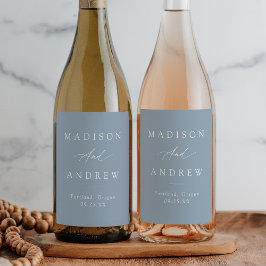 Elegant Calligraphy Dusty Blue Bröllop Vinflaska Etikett