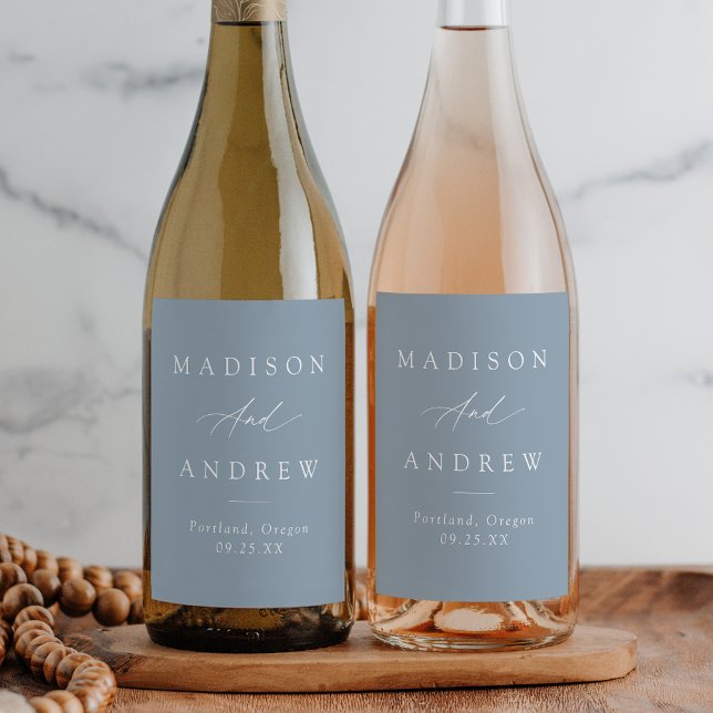 Elegant Calligraphy Dusty Blue Bröllop Vinflaska Etikett (Skapare uppladdad)