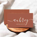 Elegant Calligraphy Modern Terracotta Visitkort<br><div class="desc">Minimalistiskt affärskort har en stor handskriven kalligrafi för ditt namn. En feminin ser ut som perfekt för många yrken.</div>