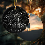 Elegant Calligraphy Ny gifta Bröllop Photo Julgransprydnad Keramik<br><div class="desc">"Ny gifta" i elegant skript över fotot med bröllop datum och andra fotoalternativ på baksidan.</div>