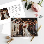 Elegant Calligraphy Personligt bröllp Photo Tack Kort<br><div class="desc">Med det platta vågrät bröllop-tack som du har tillgång till har du en elegant- och snyggt-text för textöverlägg för kalligrafi-skript. Anpassa framsidan med ett favoritfoto av bruden och trippen, samt ett enkelt sans serif-monogram av parets namn. Baksidan innehåller ett andra foto och ett tackmeddelande från anpassningsbarna. Observera att svartvit färg...</div>