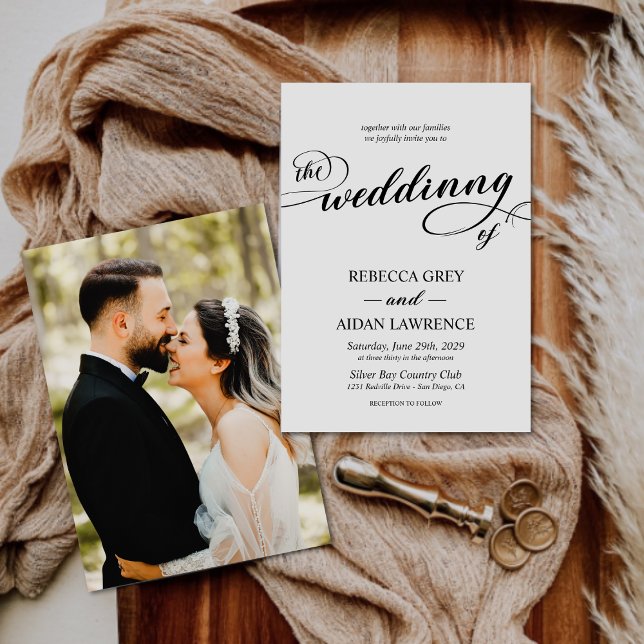 Elegant Calligraphy Script Monogram Photo Bröllop Inbjudningar (Skapare uppladdad)