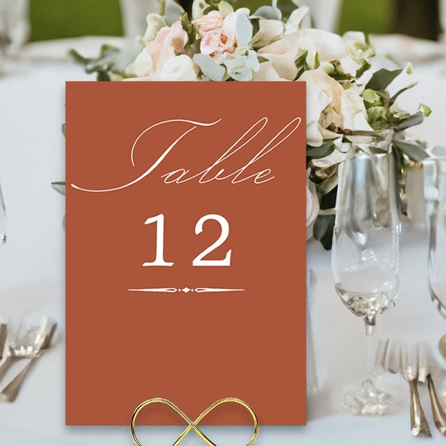 Elegant Calligraphy Terracotta Bröllop Bordsnummer (Elegant terracotta wedding table number card from my Wedding Colors collection)