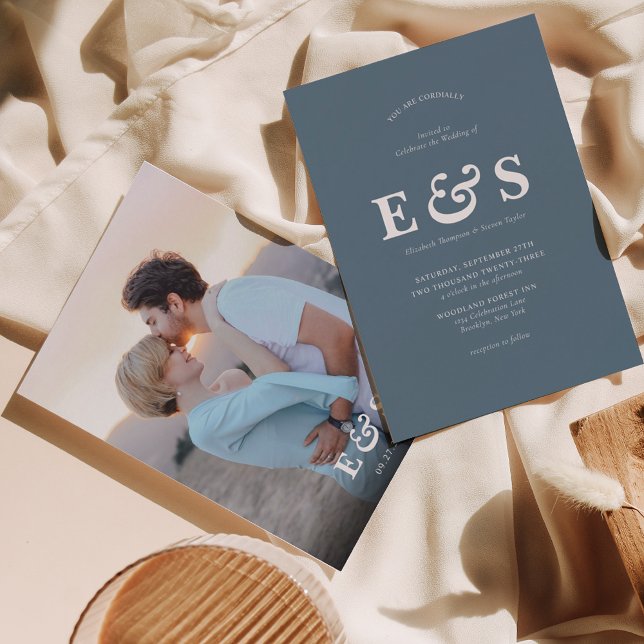 Elegant Chic Dusty Blue Monogram Photo Bröllop Inbjudningar (Skapare uppladdad)