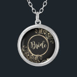Elegant Chic Guld Flowers Silverpläterat Halsband<br><div class="desc">Elegant guld blommor på svart bakgrund.</div>