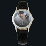 Elegant Chic NewlyWed Bröllop fotoårsdag Armbandsur<br><div class="desc">Den här elegantens fotoklocka kommer att vara en vacker keepy för din bröllopsdag! Den unika kalligrafin lyder "Mr and Mrs" bredvid er anpassningsbar namn och date. Lägg till fotot från bröllop och gör det till en perfekt för den nya bruden,  en årsdag eller ett nytt löfte!</div>