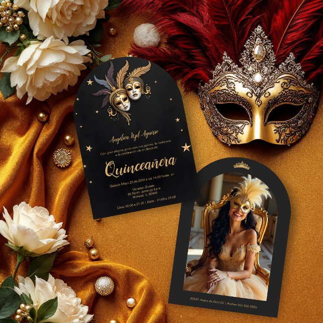 Elegant Chic Venetian Mask Quinceañera Party Inbjudningar (Two ornate Venetian masks with gold and feather accents set against a dark background.)