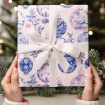 Elegant Chinoiserie Blue & Rosa jul Ornament Presentpapper<br><div class="desc">Backa dina helgdag i elegans med det här kinesiska blått och Rosa-Papper för prydnadslagring. Med en lyxig Toile de Jouy-inspirerad mönster med vintage-stil-bubblor i en chic blå och rosa färg palett, ger den här designen ett tidlöst och sofistikerat utseende på din presentförpackning. Idealiskt för dem som uppskattar bra konst och...</div>
