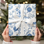 Elegant Chinoiserie Blue & White Ornament Presentpapper<br><div class="desc">Lägg dina helgdag i rätt stillös elegans med den här Eleganten Kinoiserie Blue & White jul Ornament Design papper. Med inspiration av den klassiska Toile de Jouy stil har denna lyxiga design en mycket detaljerad julbalk i en förfinad blå och vit palett. Perfekt till dem som kärlek traditionellt, sofistikerat mönster,...</div>