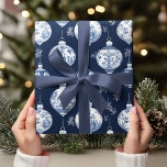 Elegant Chinoiserie Blue & White Ornament Presentpapper<br><div class="desc">Förvandla din helgdag-presentupplevelse med den här Eleganten Kinoiserie Blue & White jul Ornament Design Mönster-omslutning pappert. Den här vektorn Toile de Jouy-designen har lagts till med lyxiga kinesiska iserie-bubblor och med en fantastisk marin blå bakgrund och är sofistikerad och charm. De invecklade prydnadsillustrationerna blandar traditionell elegans med modernt smak, skapar...</div>