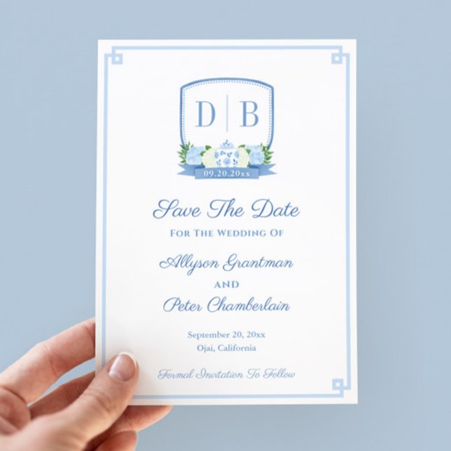 Elegant Chinoiserie Monogram Bröllop Spara Datumet (Chinoiserie chic hand-painted blue and white monogram wedding crest save the date)