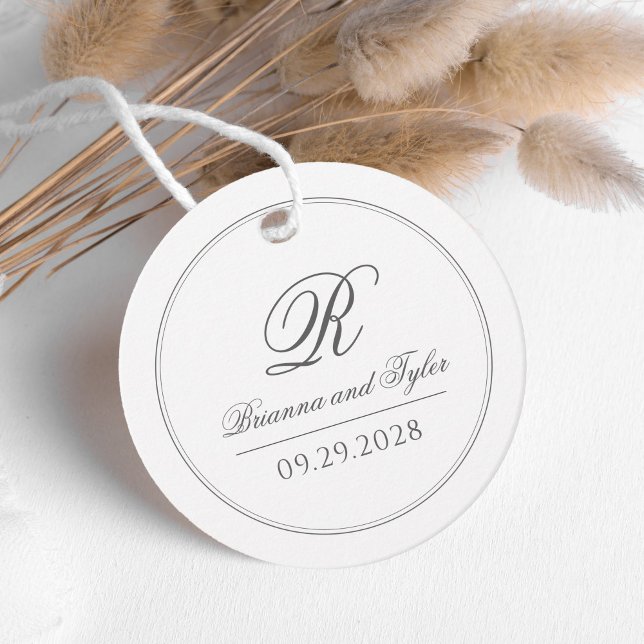 Elegant Classic Bröllop Monogram Gåvor Etiketter (An elegant wedding favor tag to personalize with your monogram initial, names and wedding date.)