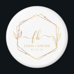 Elegant Classic Guld Monogrammed Initial Bröllop Magnet<br><div class="desc">Vi presenterar vår elegant White och Guld Monogrammed Bröllop Magnet, en charmerande keepé för er speciella dag. Den här magneten är en tidlös påminnelse om ditt kärlek. Den är förbluffad med en enastående monogramdesign med initialer i lycklig-paret i elegant guld. Vare sig det används som bröllopsfavoriter eller som ett härligt...</div>