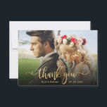 Elegant Classic Guld-skript Fotoöverlägg Bröllop Tack Kort<br><div class="desc">Modern Elegant Snyggt guld-skript, bröllop tack för att du har en vykortsmall som innehåller ett fullt-foto på framsidan med texten "Tack" i ett snabbt och slimmat calligrafi eller ett svan-typsskript i faux lodrät-folie på guld på bild. Enkel att anpassa det anpassade namnet och tack för meddelandet längst bak. Om du...</div>
