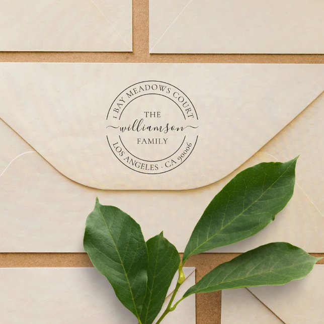 Elegant Classy Family Namn Returadress Självfärgande Stämpel (Classic Elegant Family Name Round Return Address Stamp)