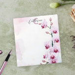 Elegant Classy Watercolor Rosa Orchid Cascade Anteckningsblock<br><div class="desc">Vi presenterar vårt anteckningsblock för elegant och anpassade, perfekt för att lägga till en något sofistikerad ton till dina dagliga anteckningar och påminnelser. Utformningen har en delikat arrangemang av rosa Moth-orkidéer som går ner på högerna och skapar en seren och lugnande estetik. I det övre lämnat hörnet visas "Catherine" i...</div>