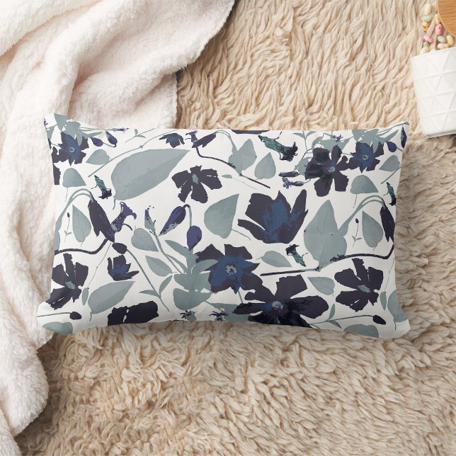 Elegant Clematis Vine Blommigt Watercolor Lumbarkudde (Clematis Vine Elegant Blue Gray Flowers home decor pillow from Studio Posies. )