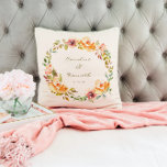 Elegant Colorful Watercolor Blommigt Bröllop Namn Kudde<br><div class="desc">Personlig Elegant Färgfylld vattenfärgad Blommigt Bröllop Dekorativ kudde</div>