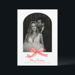 Elegant Coquette Red Bow Arch Photo jul Julkort<br><div class="desc">Fira din första julhelg som gift par med Eleganten Röda Bow Bröllop julkort. Det här personligen har en vacker, röd ram som ger dig ett snyggt utseende till ditt favoritfoto i bröllop. Perfekt för nyfödda eller par tittar till semesterhälsningar med familj och vänner. Den minimalistiska utformningen, med dess chic och...</div>