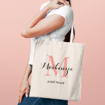 Elegant Coral Rosa Personligt bröllp Bridesmaid Na Tygkasse<br><div class="desc">Elegant personligt bröllp tote-väskan har en personlig- och monogramtypografi med det moderna kalligrafiskriptet namn och serif monogram initialt i koral/lax rosa och svart färg. Innehåller anpassningsbar för en brudens sida-rubrik som "BRIDESMAID" eller annan föredragen ordalydelse.</div>