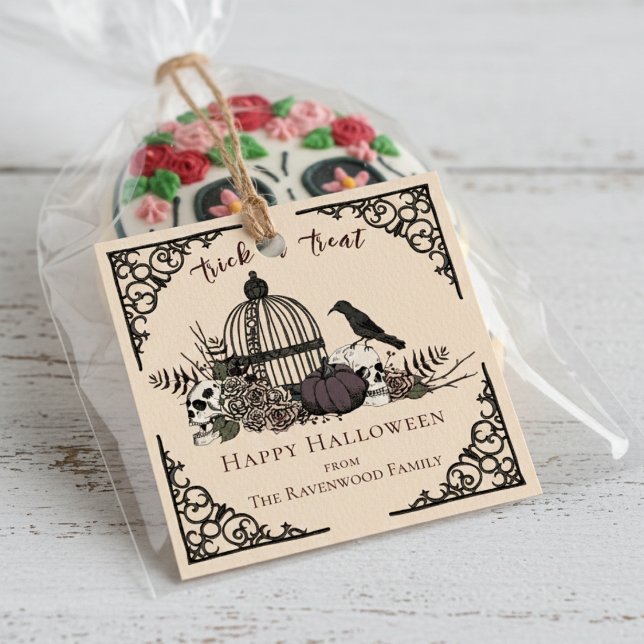 Elegant Cream Gothic Happy halloween Gift Märkre Gåvor Etiketter (Spooky & Elegant Gothic Skull Favor Tags. Vintage Skulls, Roses & Black Raven Trick or Treat Tags)