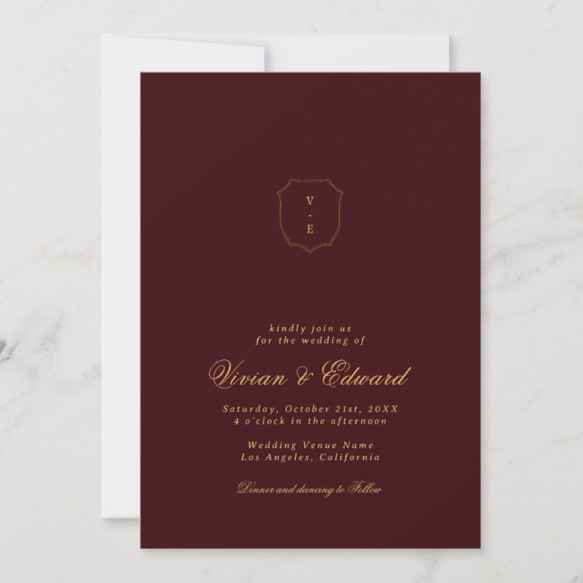 Elegant Crest Monogram Burgundy and Gold Wedding Inbjudningar (Framsida)