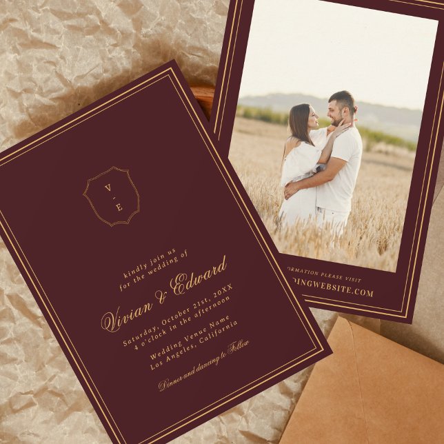 Elegant Crest Monogram Burgundy & Gold Wedding Inbjudningar (Skapare uppladdad)