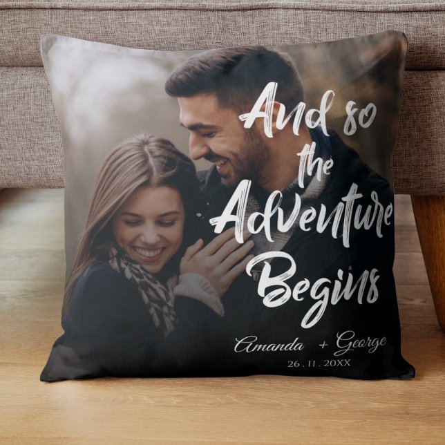 Elegant Cute ÄVENTYR BEGINS-offertfoto Bröllop Kudde (Elegant Cute ADVENTURE BEGINS Quote Photo Wedding Throw Pillow)