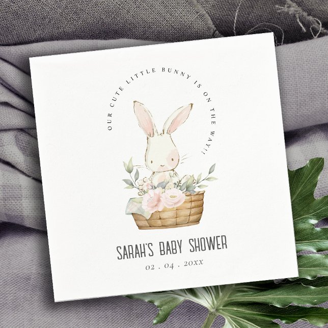 Elegant Cute Bunny i Blommigt Basket Baby Shower Pappersservett (Skapare uppladdad)