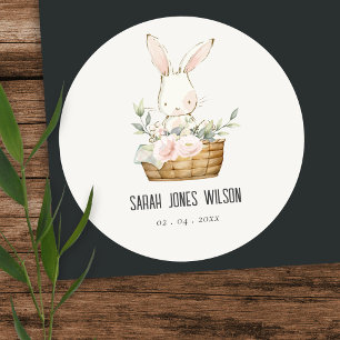 Elegant Cute Bunny i Blommigt Basket Barns födelse Runt Klistermärke