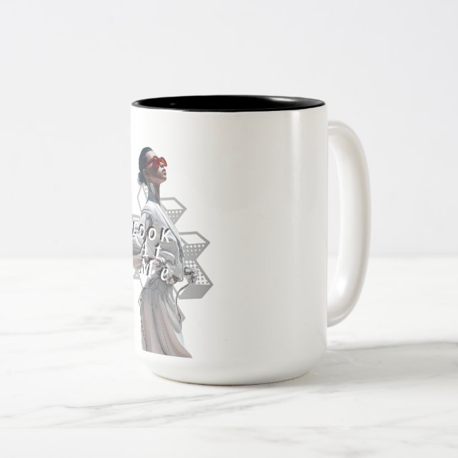 Elegant Cyborg i vit futuristisk mode Två-Tonad Mugg (Framsida höger)