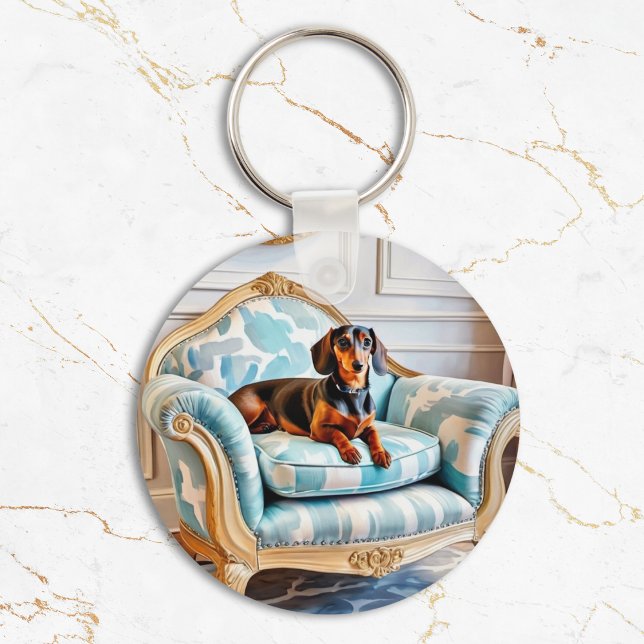 Elegant dackel på lyxig fåtölj med monogram nyckelring (An elegant keyring for sausage dog lovers, with a picture of a dachshund lying on a luxurious chair)