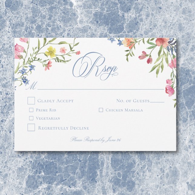 Elegant Damblå Pastell Vildblomma Kam Wedding OSA Kort (Elegant Dusty Blue Pastel Wildflower Crest Wedding RSVP Card)