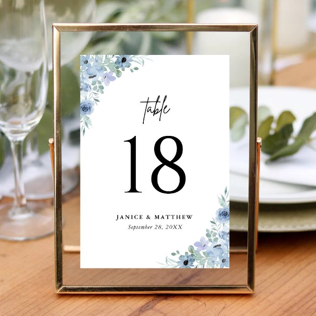 Elegant dammig blå blomklädd bröllop bordsnummer (Elegant dusty blue floral table number guides guests to their tables with refined charm)