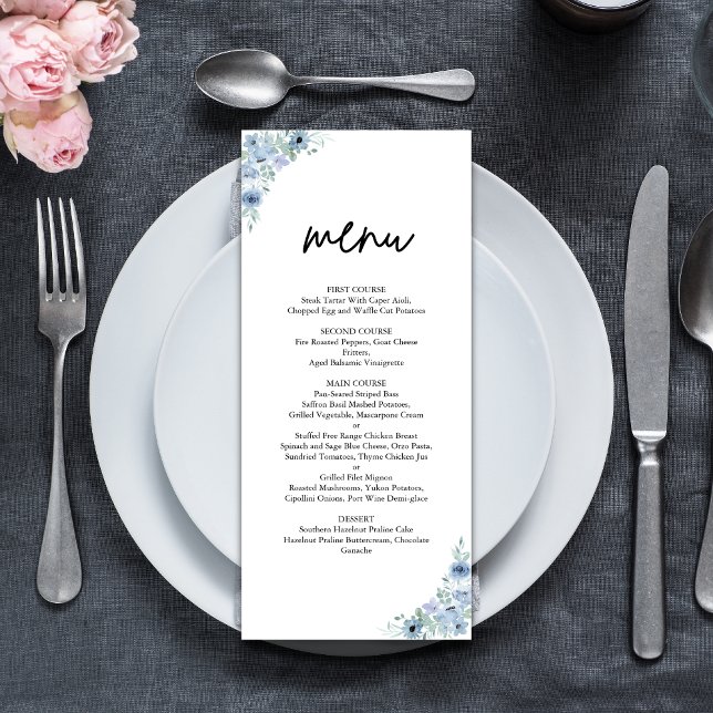 Elegant dammig blå blomklädd bröllop meny (Elegant dusty blue floral wedding menu showcases your dishes with refined style and charm)