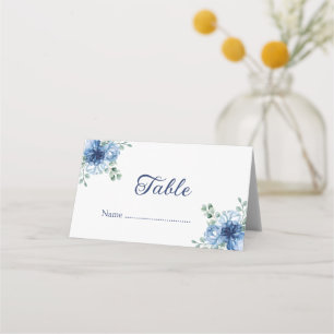 Elegant dammig blå blomster eukalyptus bröllop placeringskort