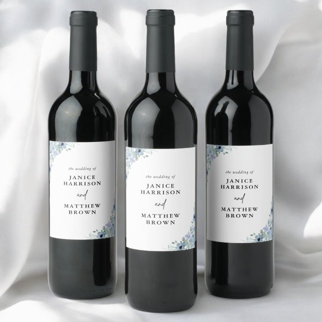 Elegant dammig blå blomsterbröllop vinflaska etikett (Elegant dusty blue floral wedding wine label adds a personal touch to your celebration drinks)
