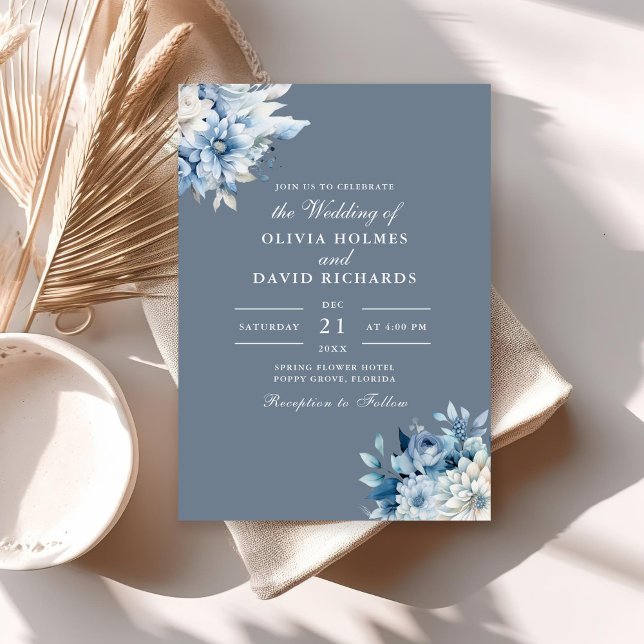 Elegant dammig blå blomsterbröllopsinbjudan inbjudningar (Modern Elegant Dusty Blue Wildflowers Wedding Invitation on a sunny neutral boho table.)